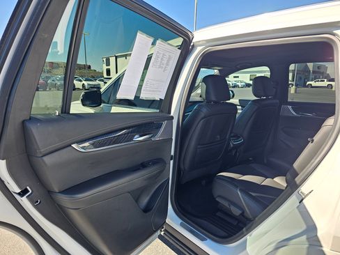 Used 2022 Cadillac XT6 Premium Luxury w/ Technology Package FWD image 16