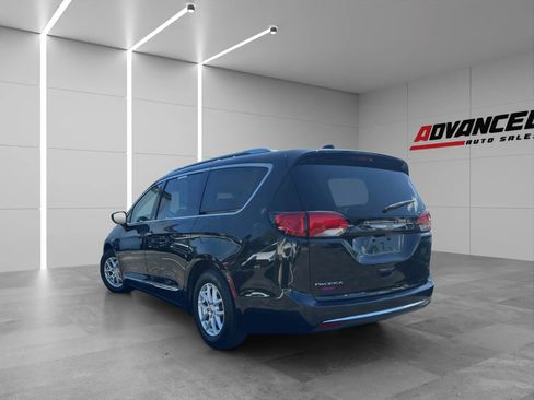 Used 2020 Chrysler Pacifica Touring-L FWD image 4