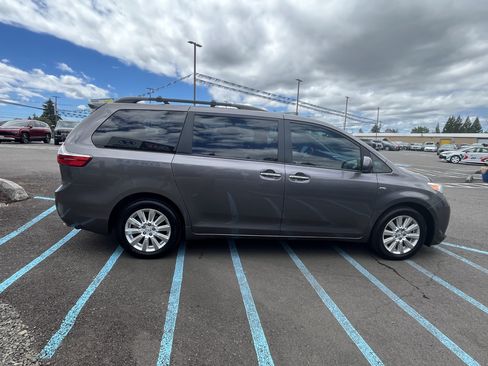 Used 2017 Toyota Sienna XLE w/ XLE Navigation Package AWD/4WD image 6