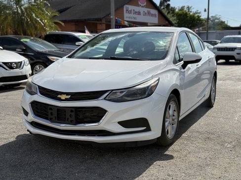 Used 2017 Chevrolet Cruze LT FWD image 2
