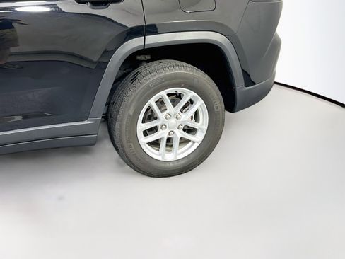 Used 2023 Jeep Grand Cherokee Laredo AWD/4WD image 28