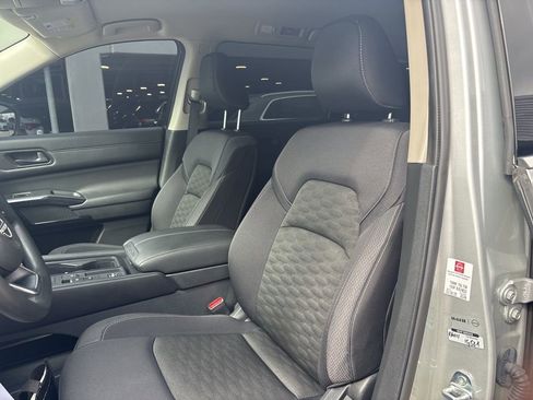 Used 2024 Nissan Pathfinder S image 10