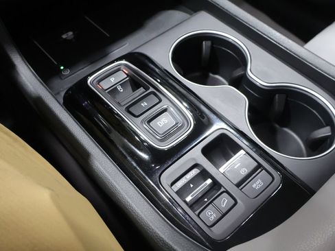 Used 2025 Honda Pilot Touring image 32