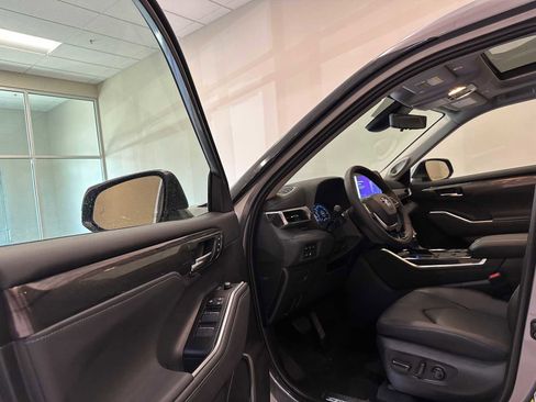 New 2026 Toyota Highlander Platinum image 21