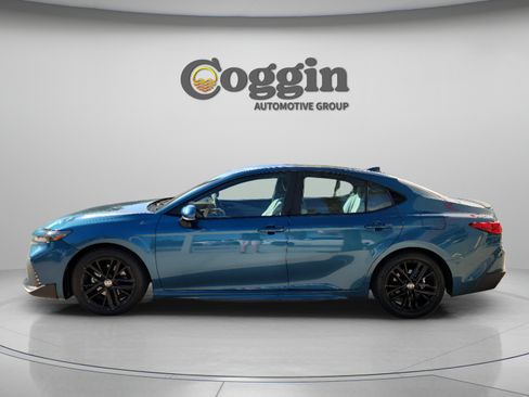 Used 2025 Toyota Camry SE FWD image 2