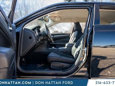 Used 2022 Chrysler 300 Touring w/ Sport Appearance Package image 5