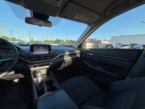 Used 2025 Nissan Altima 2.5 SV FWD image 35