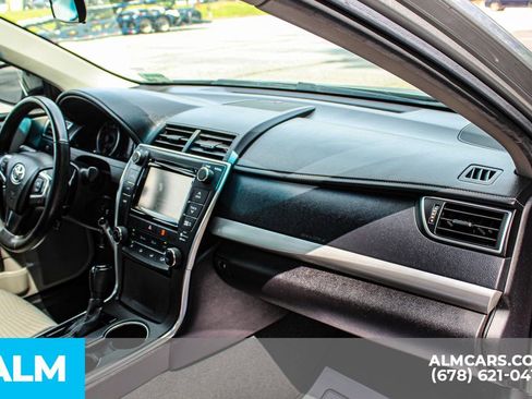 Used 2015 Toyota Camry SE w/ Moonroof Package FWD image 18