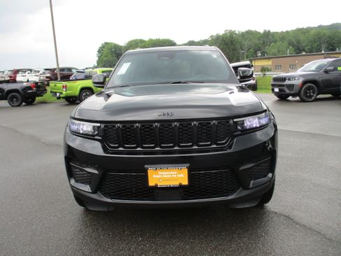Certified 2023 Jeep Grand Cherokee Altitude AWD/4WD image 2