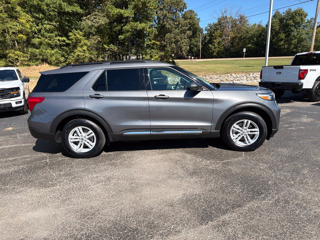 Used 2024 Ford Explorer XLT RWD image 2