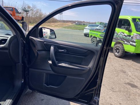 Used 2016 Chevrolet Traverse LT image 18