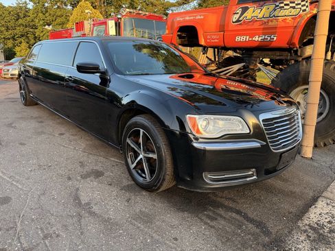 Used 2014 Chrysler 300 image 4