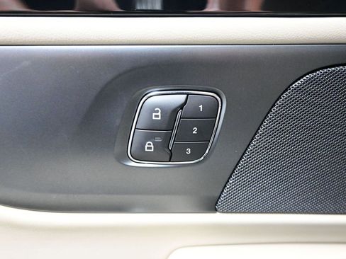 Used 2025 Lincoln Nautilus Reserve w/ Jet Appearance Package image 11