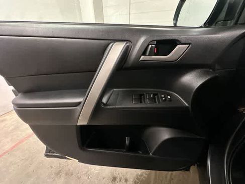 Used 2013 Toyota Highlander SE image 16