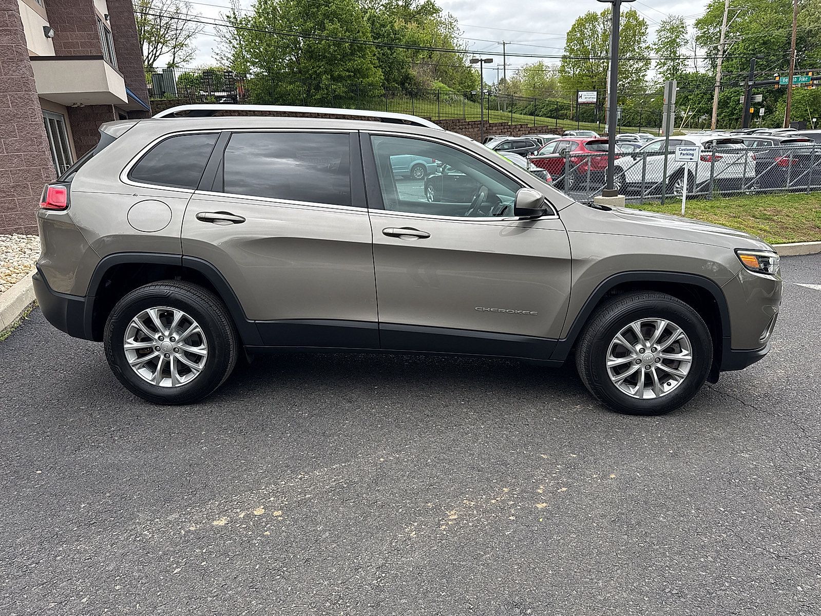 Used 2019 Jeep Cherokee Latitude w/ Cold Weather Group AWD/4WD image 3