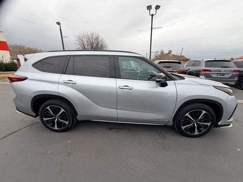 Used 2022 Toyota Highlander XSE image 3