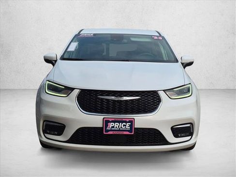Used 2023 Chrysler Pacifica Touring-L FWD image 2