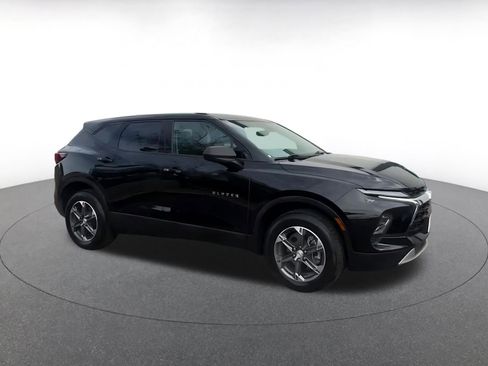 Used 2025 Chevrolet Blazer LT image 2