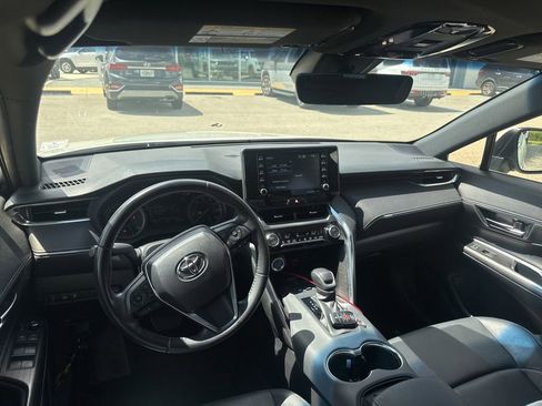 Used 2022 Toyota Venza XLE AWD/4WD image 3