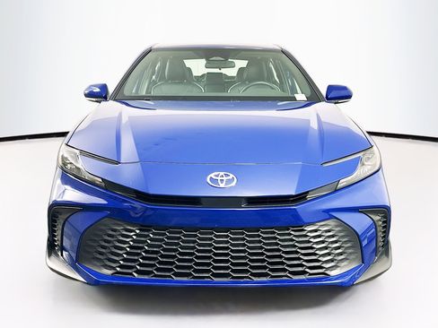Used 2025 Toyota Camry SE image 2