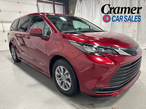 Used 2025 Toyota Sienna LE FWD image 1
