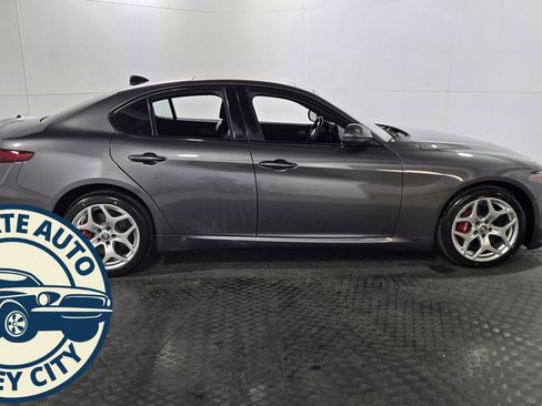 Used 2022 Alfa Romeo Giulia Ti image 8