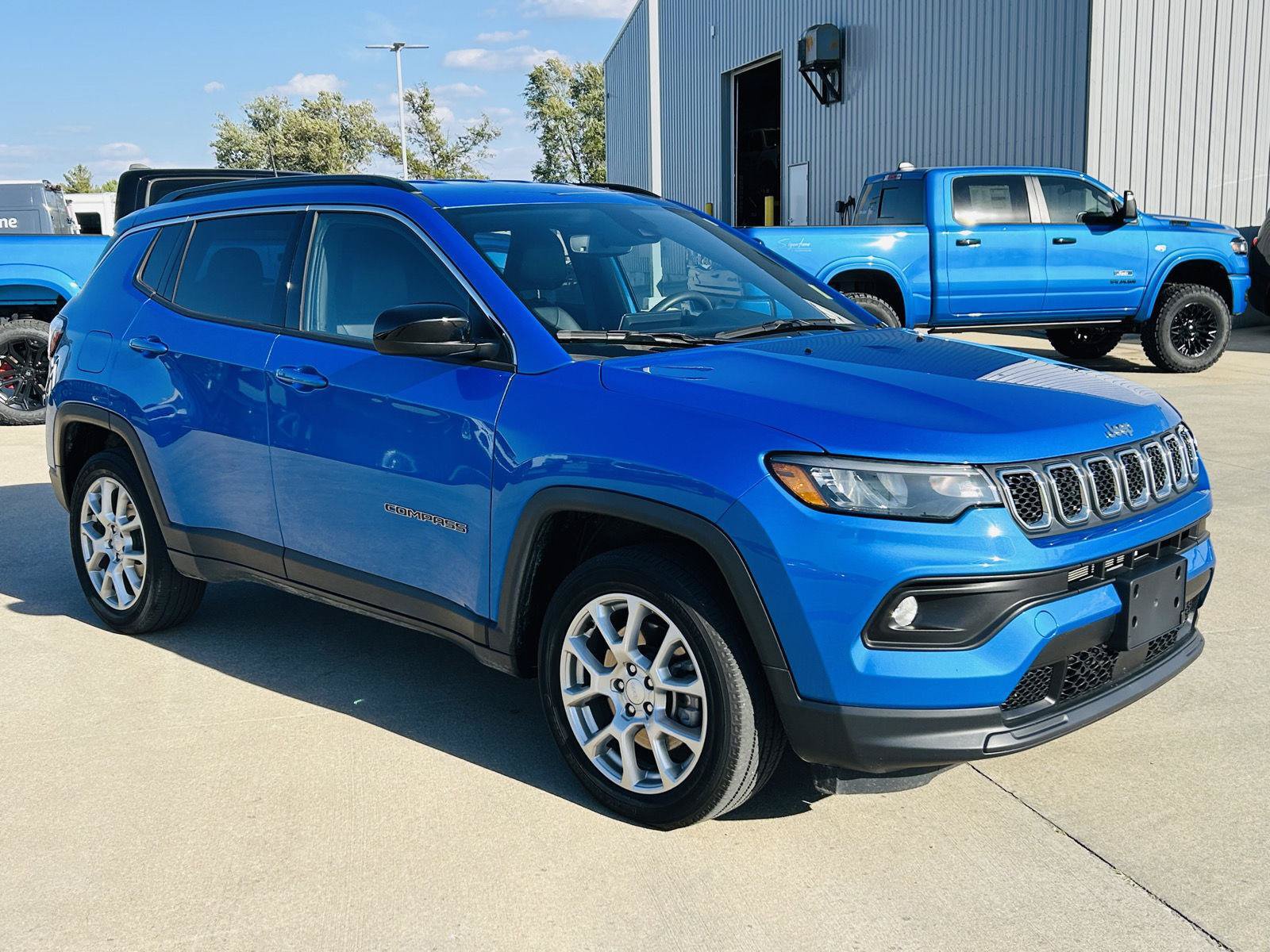 Used 2023 Jeep Compass Latitude AWD/4WD image 2