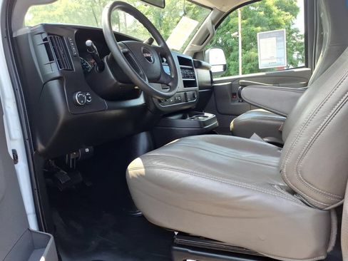 Used 2022 GMC Savana 3500 RWD image 9