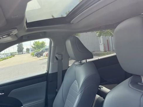 Used 2021 Toyota Highlander XLE AWD/4WD image 13