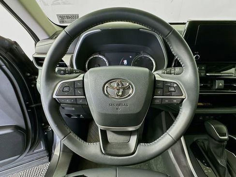 Used 2025 Toyota Highlander XLE image 13