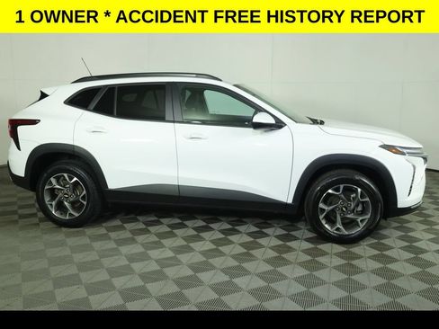 Used 2024 Chevrolet Trax LT w/ Sunroof Package FWD image 3