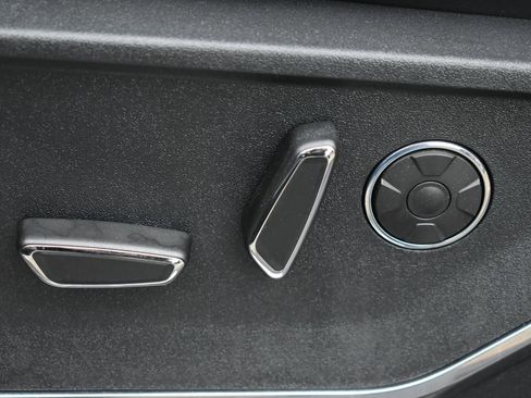 Used 2022 Ford F150 Platinum w/ Trailer Tow Package image 8