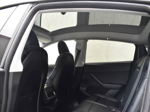 Used 2021 Tesla Model Y Standard Range image 23