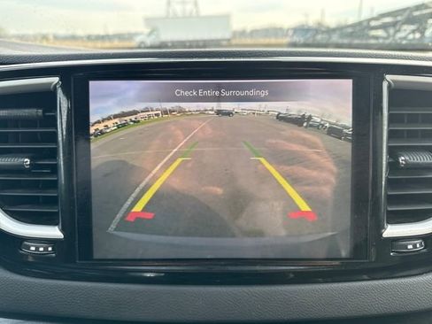 Used 2023 Chrysler Pacifica Touring-L image 29