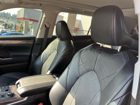 Certified 2024 Toyota Highlander Platinum AWD/4WD image 18