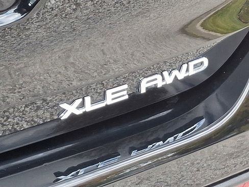 Used 2020 Toyota Highlander XLE image 34