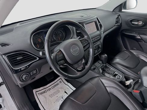 Used 2019 Jeep Cherokee Latitude Plus AWD/4WD image 9