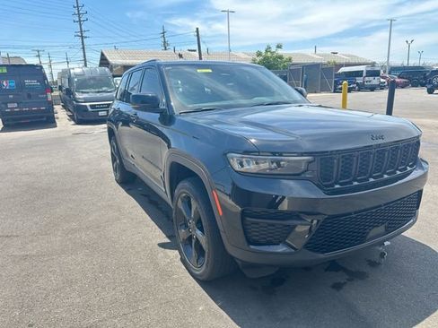 Used 2024 Jeep Grand Cherokee Altitude AWD/4WD image 11