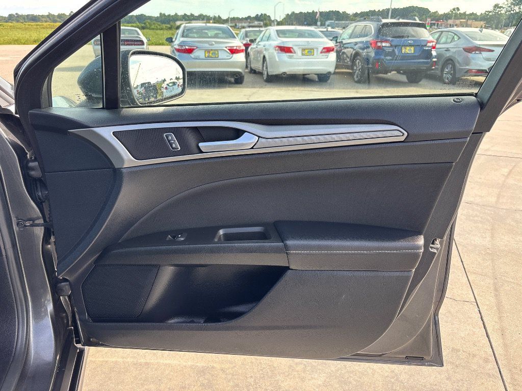 Used 2019 Ford Fusion SE FWD image 26