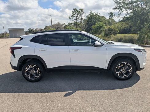 Used 2025 Chevrolet Trax LT w/ LT Convenience Package FWD image 4