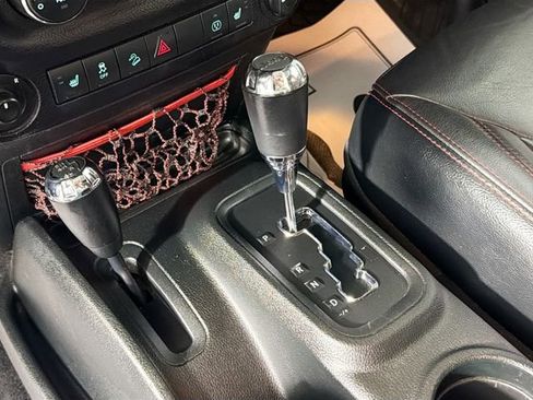 Used 2018 Jeep Wrangler Unlimited Rubicon w/ Connectivity Group image 16