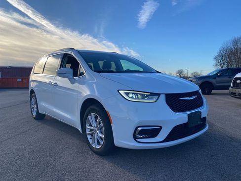 Used 2021 Chrysler Pacifica Touring w/ Cold Weather Group image 4