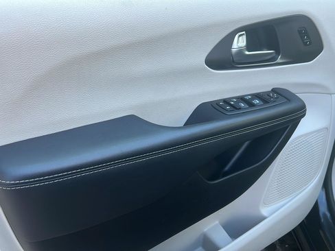 Used 2023 Chrysler Pacifica Touring-L image 5