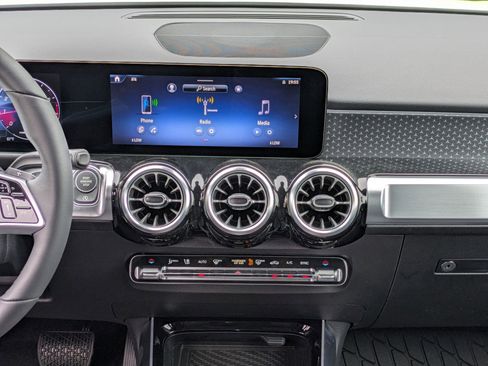 New 2025 Mercedes-Benz GLB 250 image 31