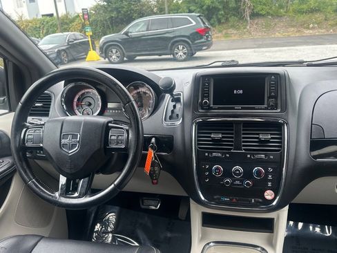 Used 2019 Dodge Grand Caravan SXT image 24