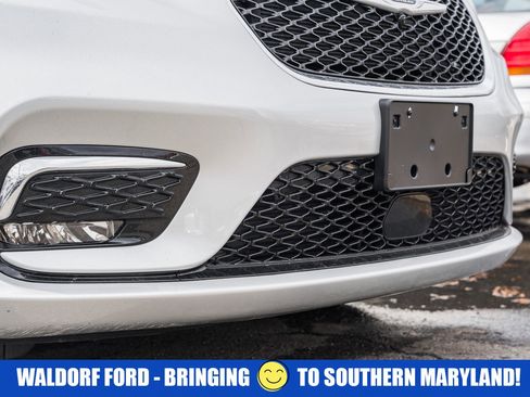 Used 2024 Chrysler Pacifica Touring-L image 12