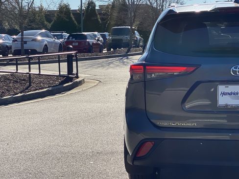 Used 2022 Toyota Highlander XLE image 22