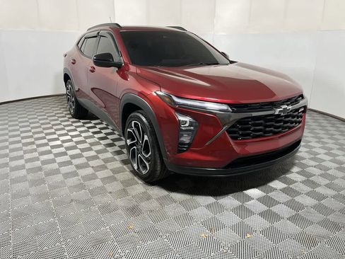 Used 2025 Chevrolet Trax RS w/ Driver Confidence Package FWD image 2