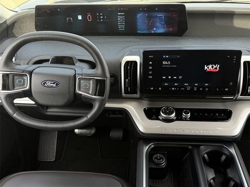 Used 2025 Ford Expedition Active image 12