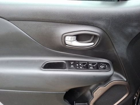 Used 2023 Jeep Renegade Latitude image 12